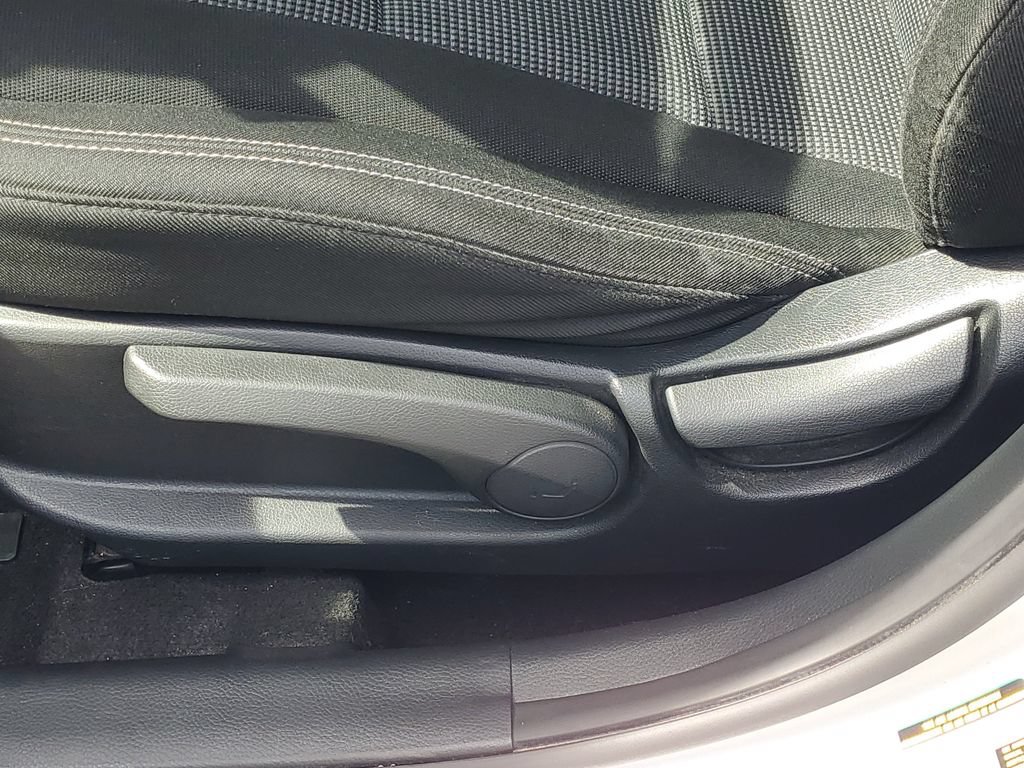 Used 2017 Hyundai Elantra GT FWD image 17