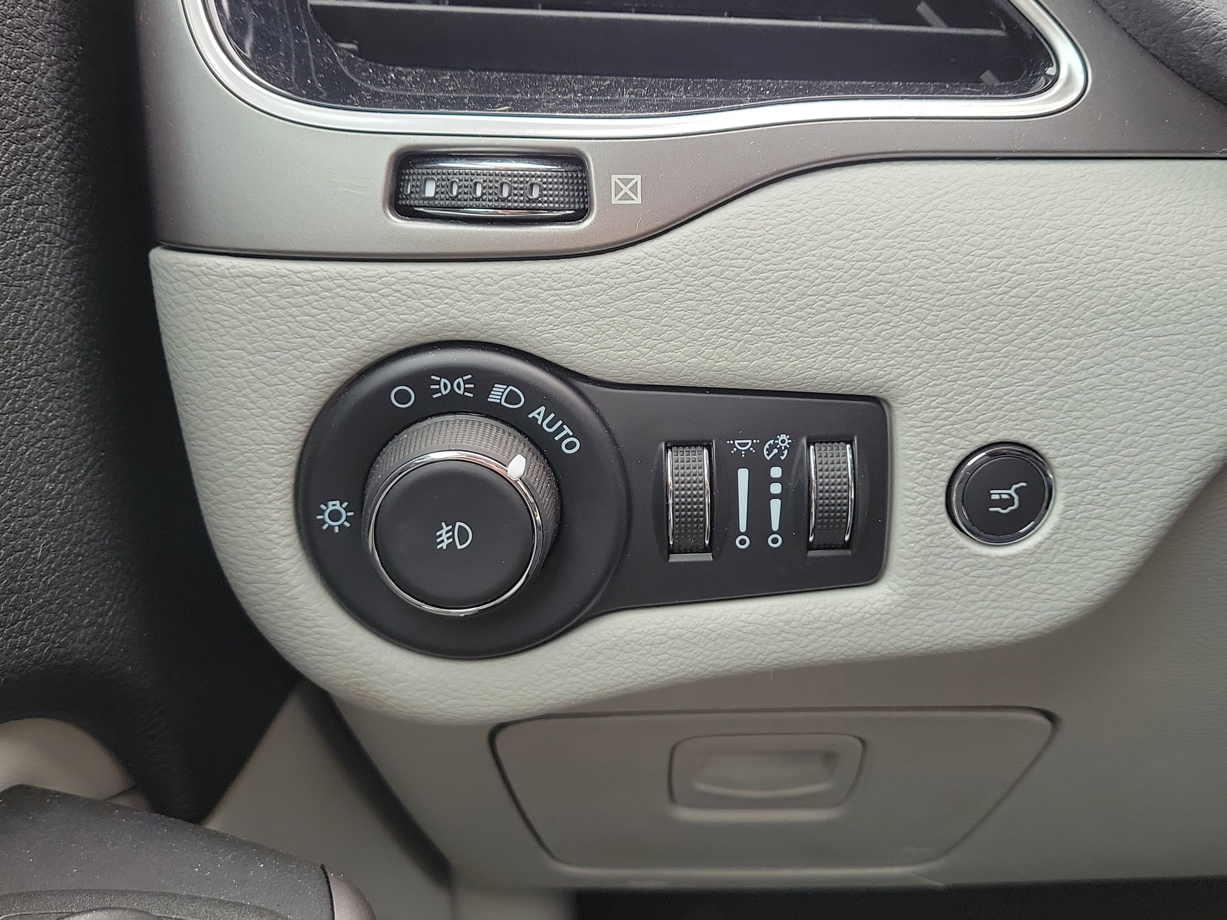 Used 2021 Jeep Cherokee Limited image 22