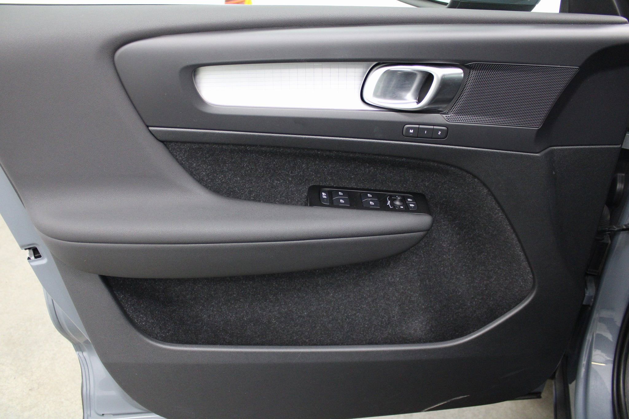 Used 2021 Volvo XC40 T5 Momentum image 12