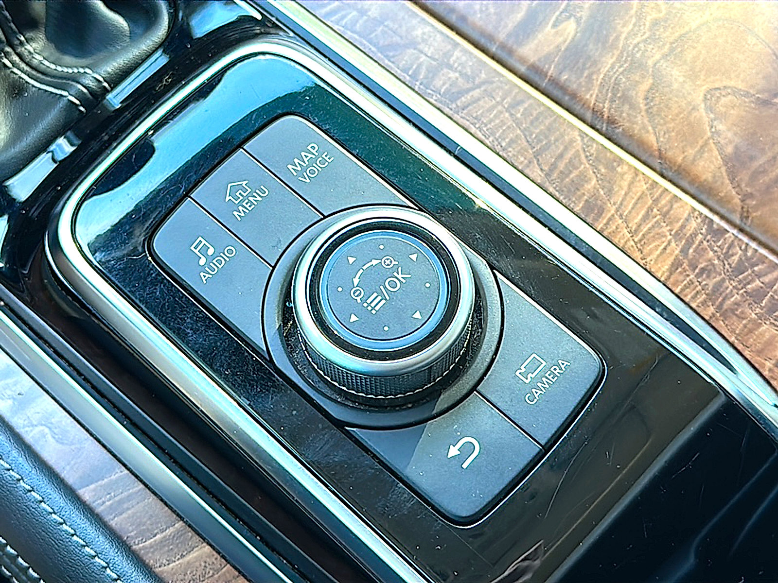 Used 2023 Nissan Armada SL w/ Captain's Chairs Package image 38