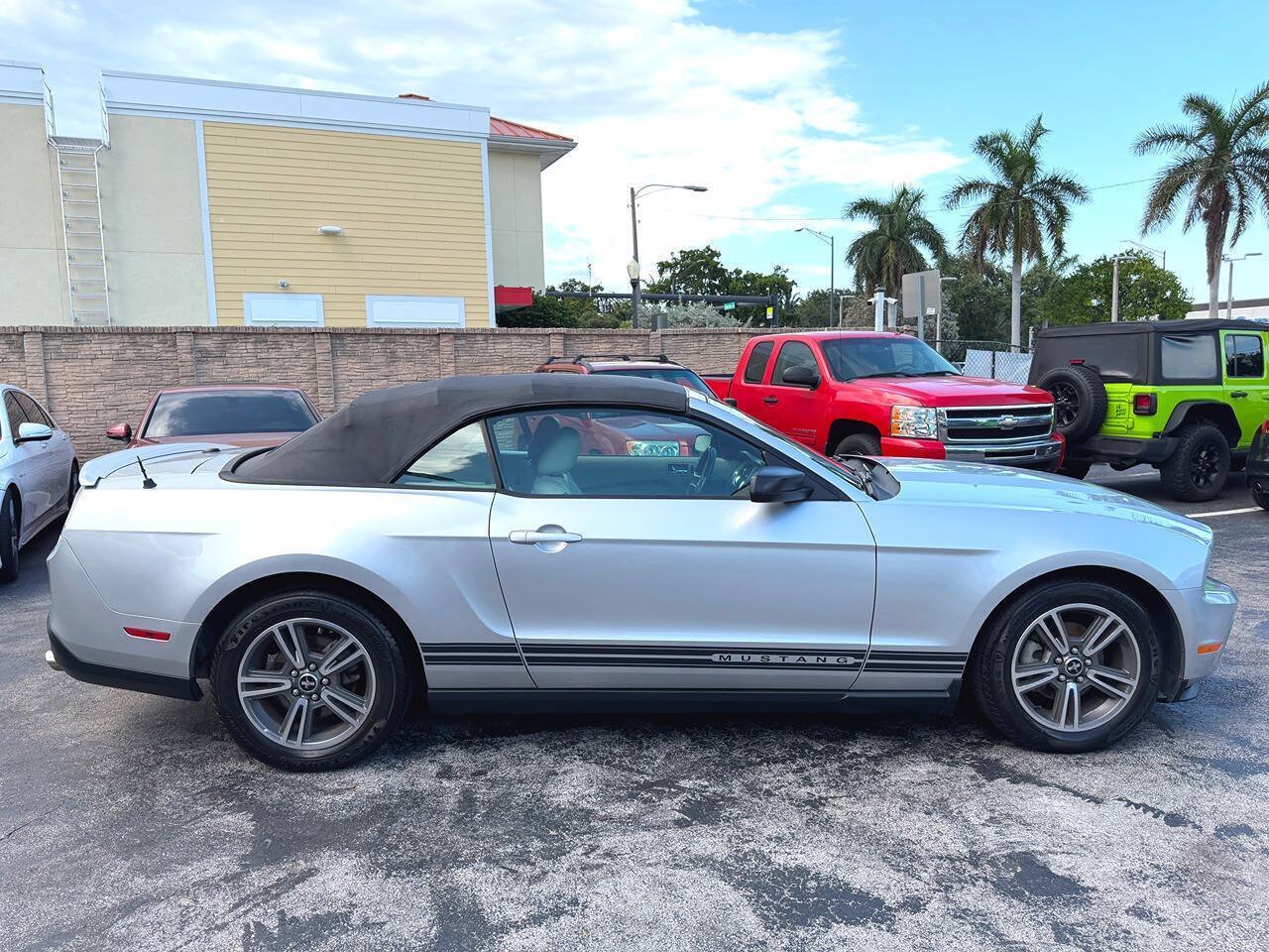 Used 2010 Ford Mustang Convertible RWD image 13