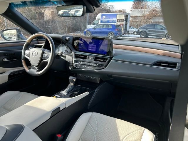 Certified 2024 Lexus ES 300h w/ Luxury Package image 17