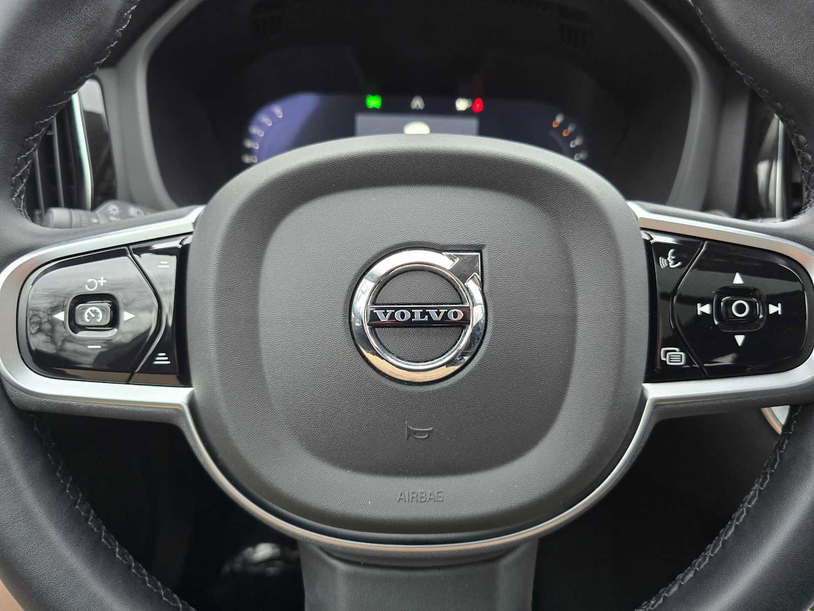 Certified 2025 Volvo XC60 B5 Plus image 25