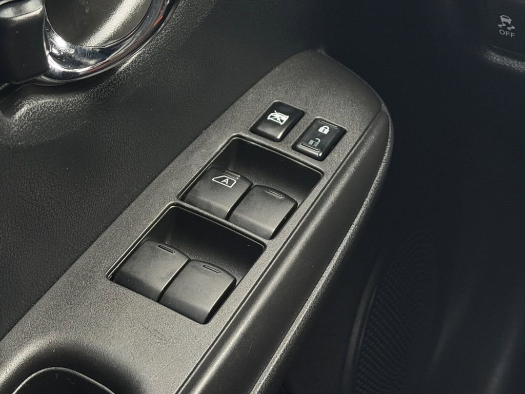 Used 2015 Nissan Versa Note SR image 18