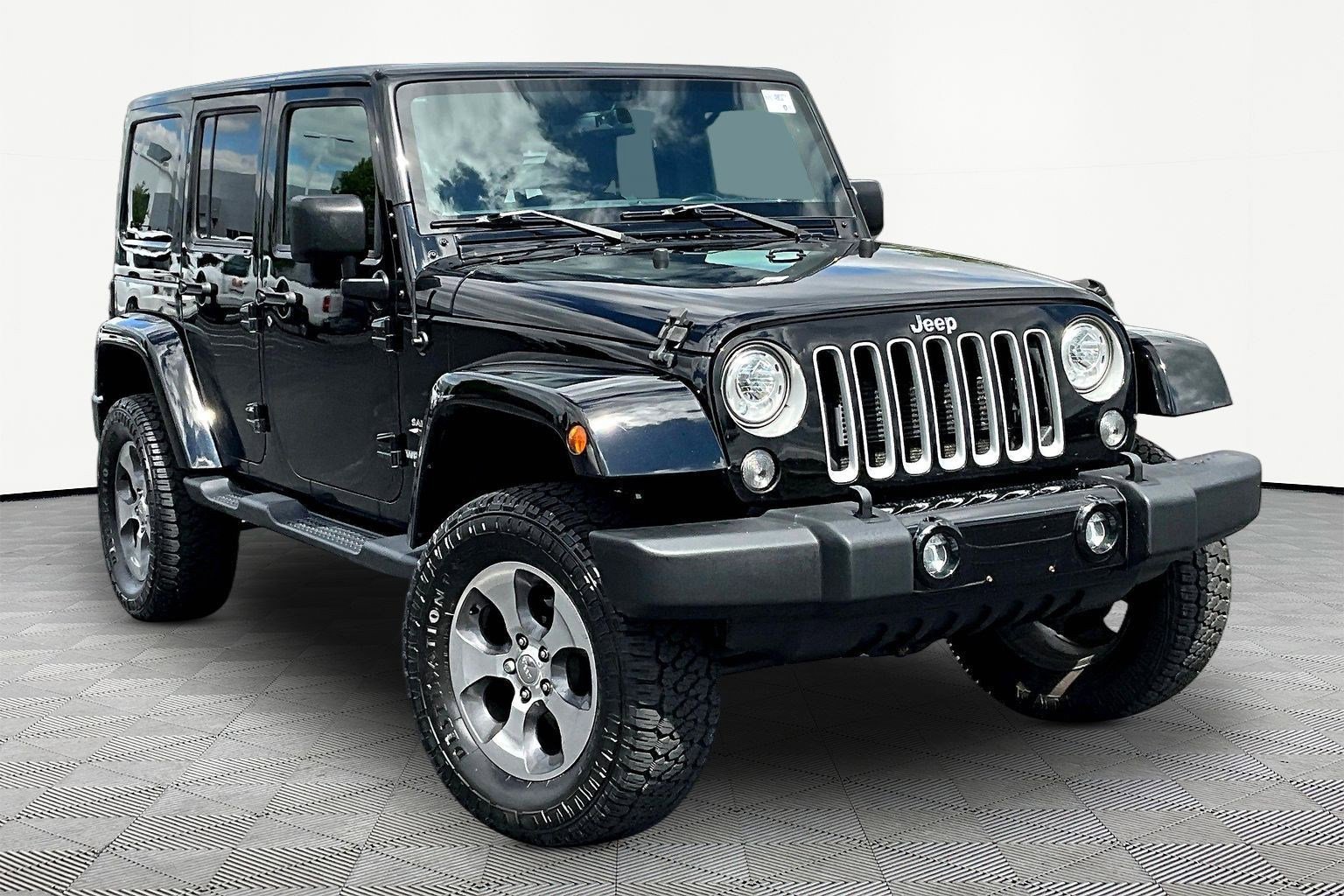 Used 2017 Jeep Wrangler Unlimited Sahara w/ Connectivity Group AWD/4WD image 3