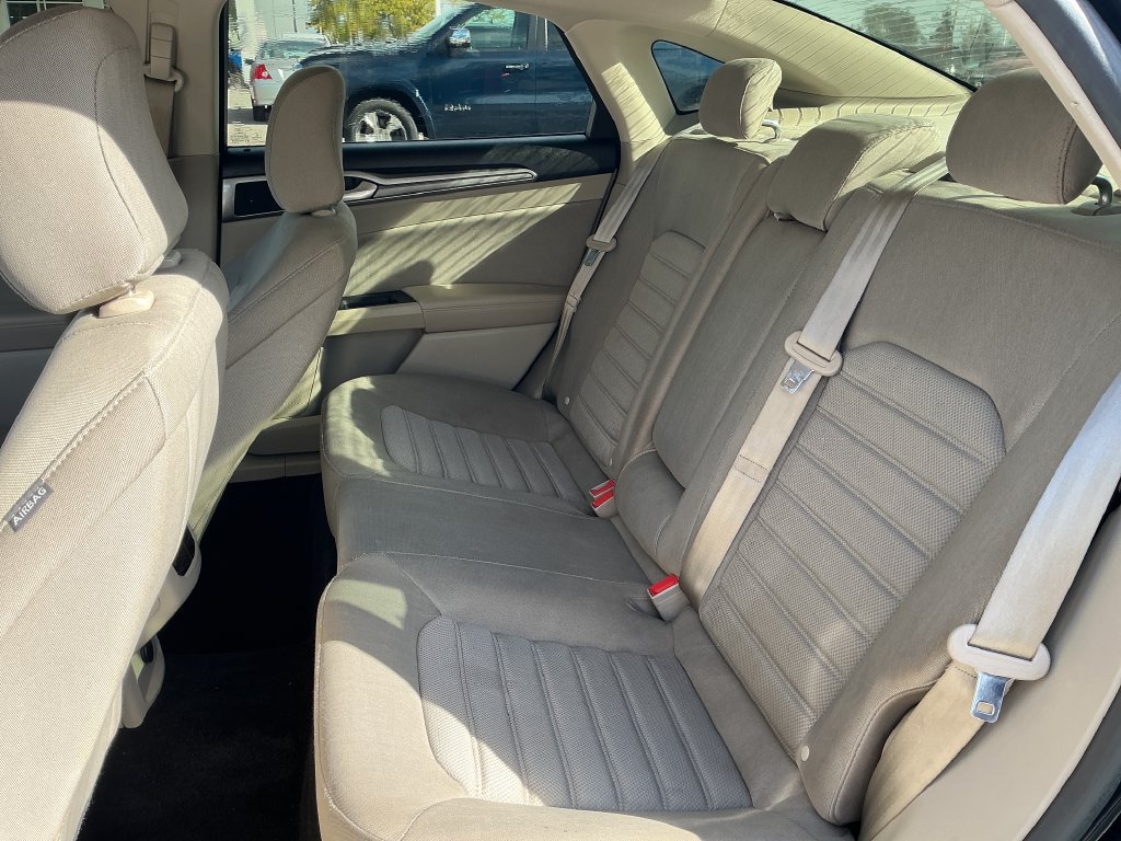 Used 2020 Ford Fusion SE FWD image 24