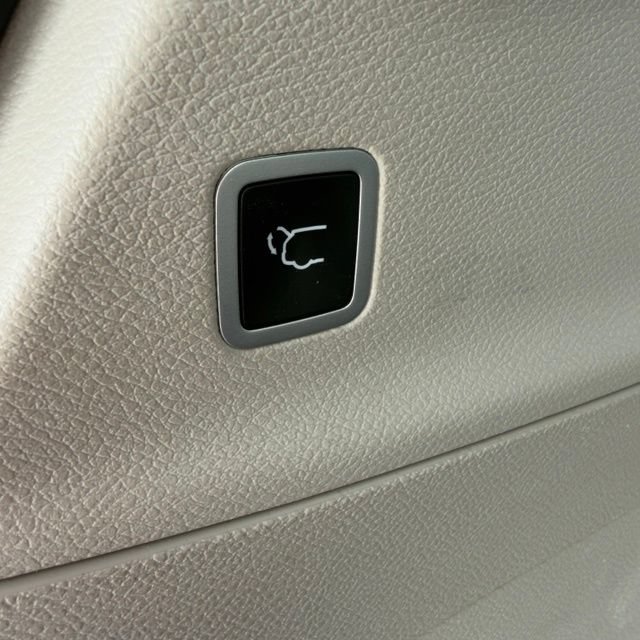 Used 2021 Chrysler Pacifica Touring-L w/ Uconnect Theater Family Group FWD image 15
