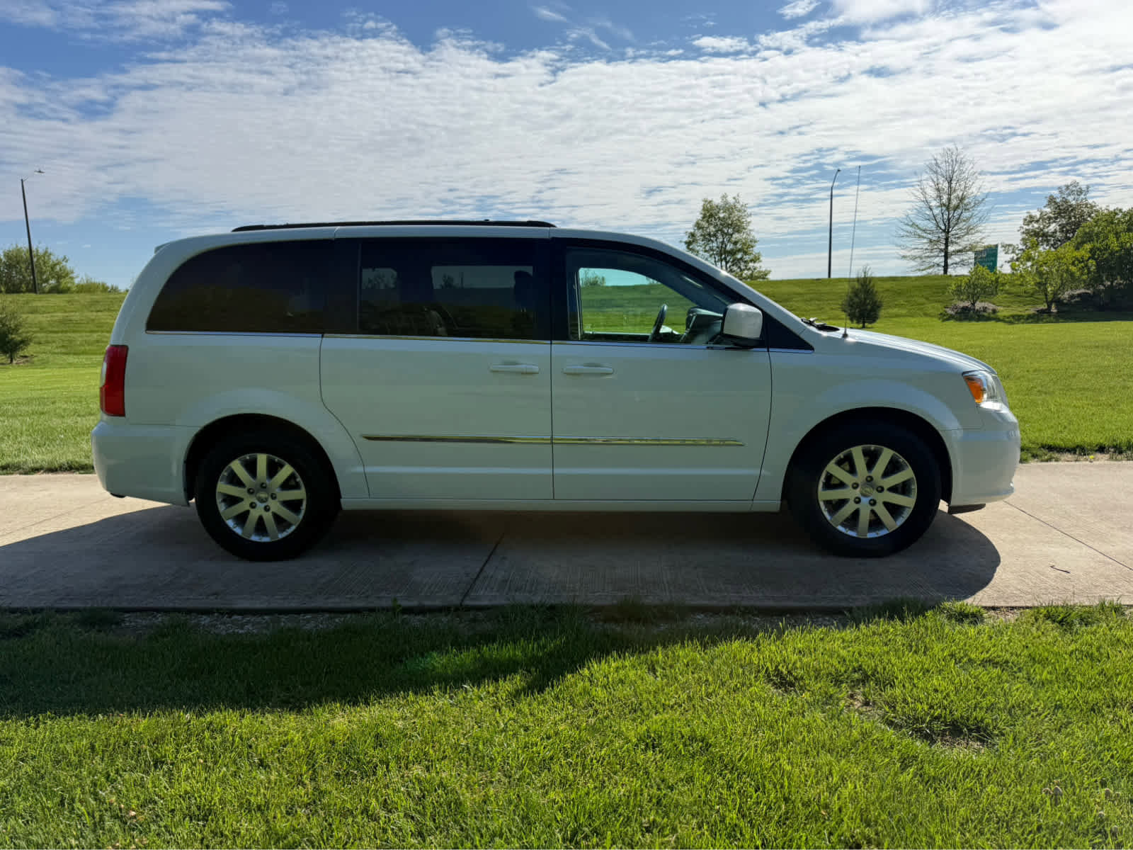 Used 2016 Chrysler Town & Country Touring FWD image 6