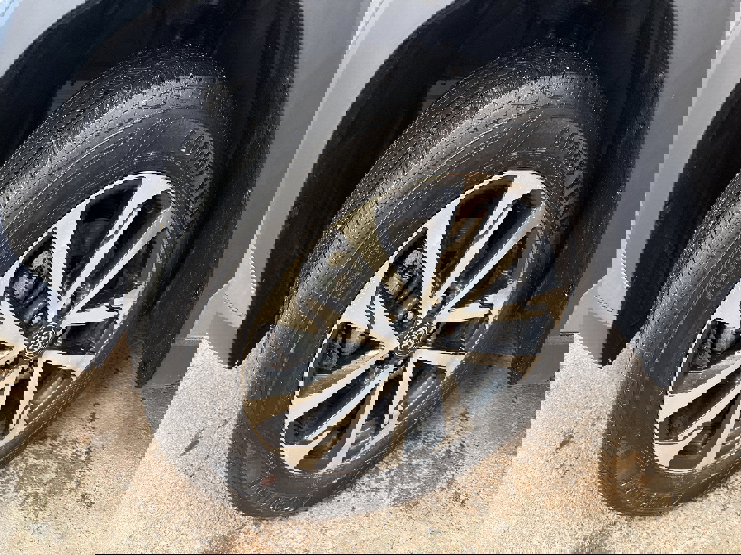 Used 2024 Toyota Corolla Cross XLE w/ Convenience Package image 4