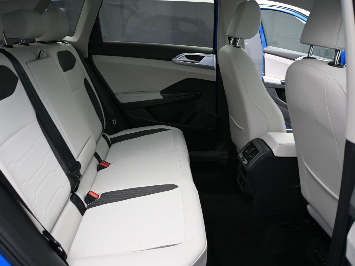 Certified 2025 Volkswagen Taos SE w/ Panoramic Sunroof Package AWD/4WD image 19