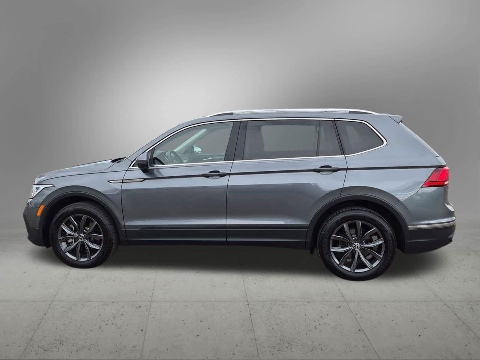 Used 2024 Volkswagen Tiguan SE AWD/4WD image 3