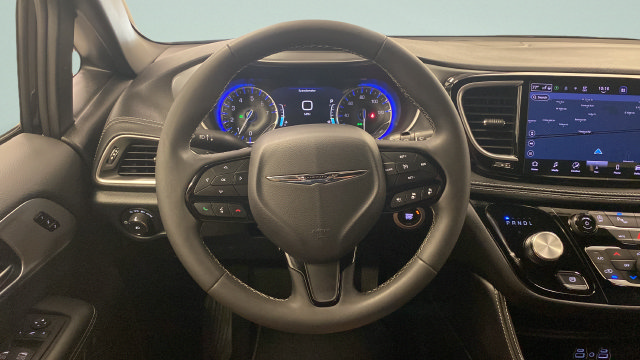 Used 2025 Chrysler Pacifica Limited AWD/4WD image 24