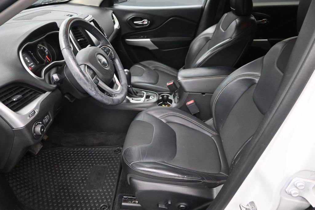 Used 2018 Jeep Cherokee Latitude Plus w/ Cold Weather Group AWD/4WD image 13