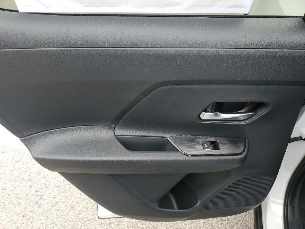 New 2026 Nissan Kicks SR w/ SR Premium Package FWD image 8