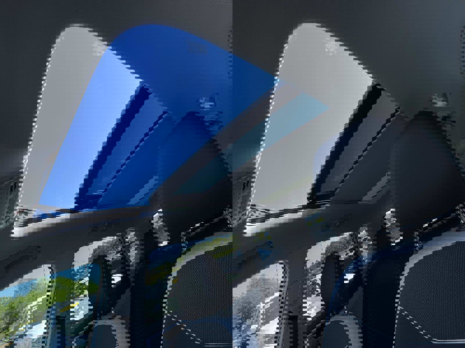 Used 2025 Volkswagen Taos SE w/ Panoramic Sunroof Package FWD image 19