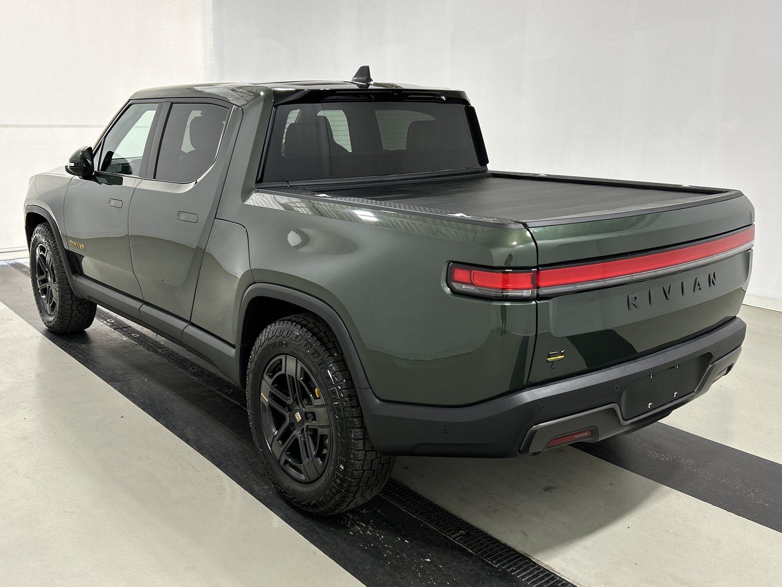 Used 2025 Rivian R1T Premium AWD/4WD image 3