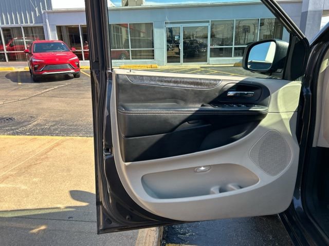 Used 2015 Chrysler Town & Country Touring w/ Driver Convenience Group image 29