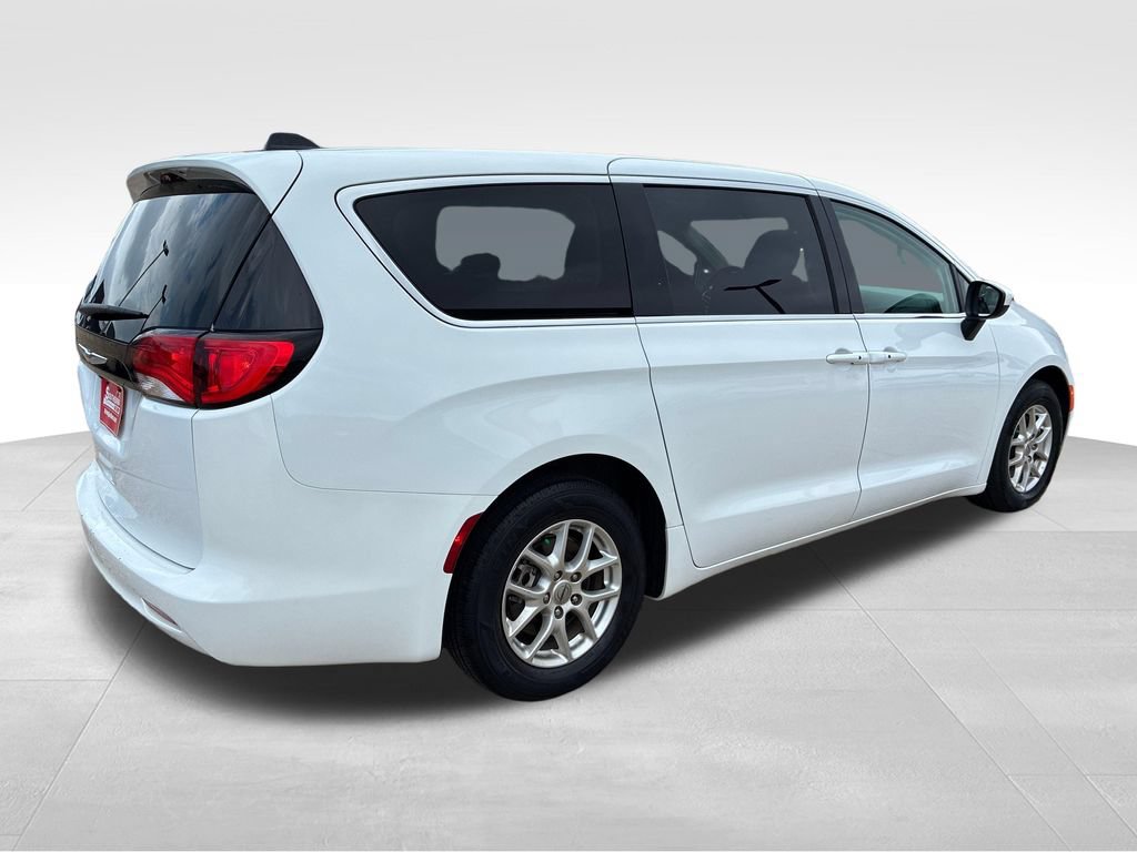 Used 2023 Chrysler Voyager LX FWD image 5