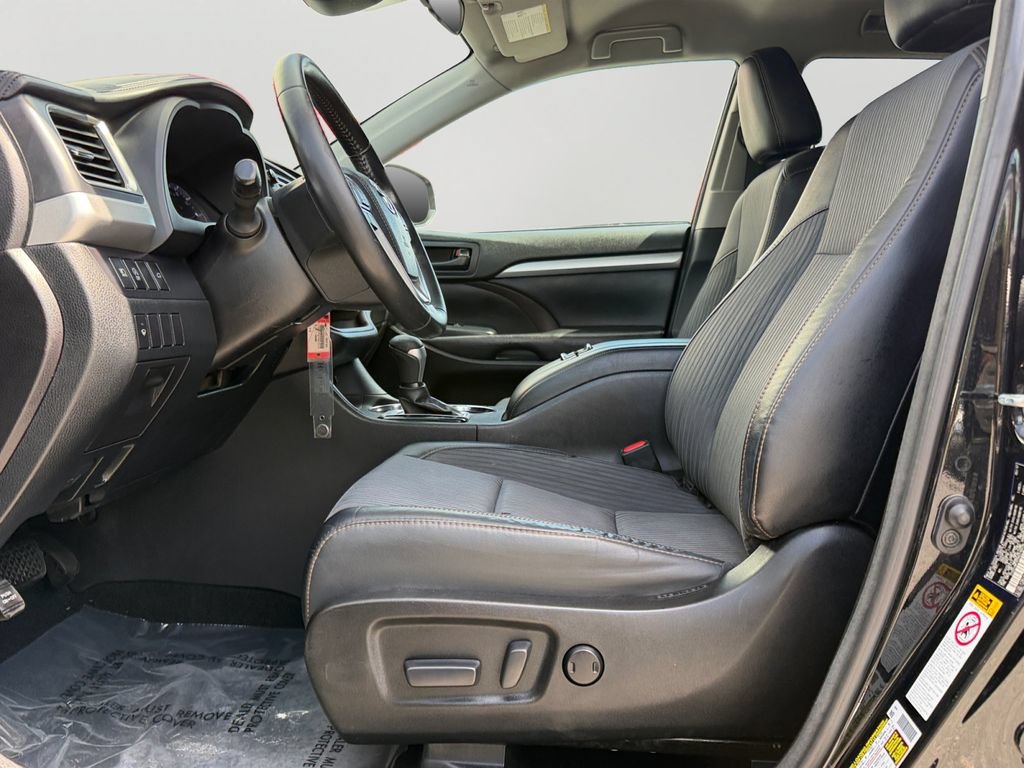 Used 2017 Toyota Highlander Plus FWD image 16