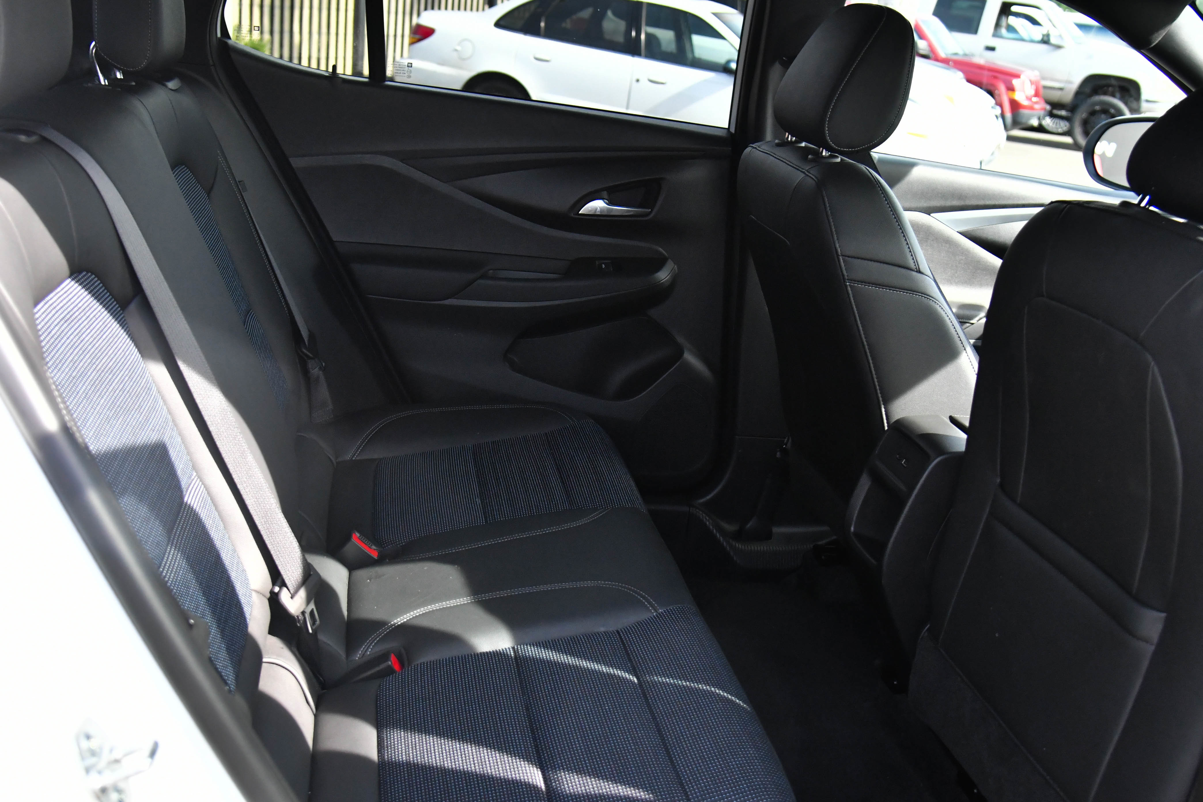 Used 2025 Buick Envista Preferred image 42