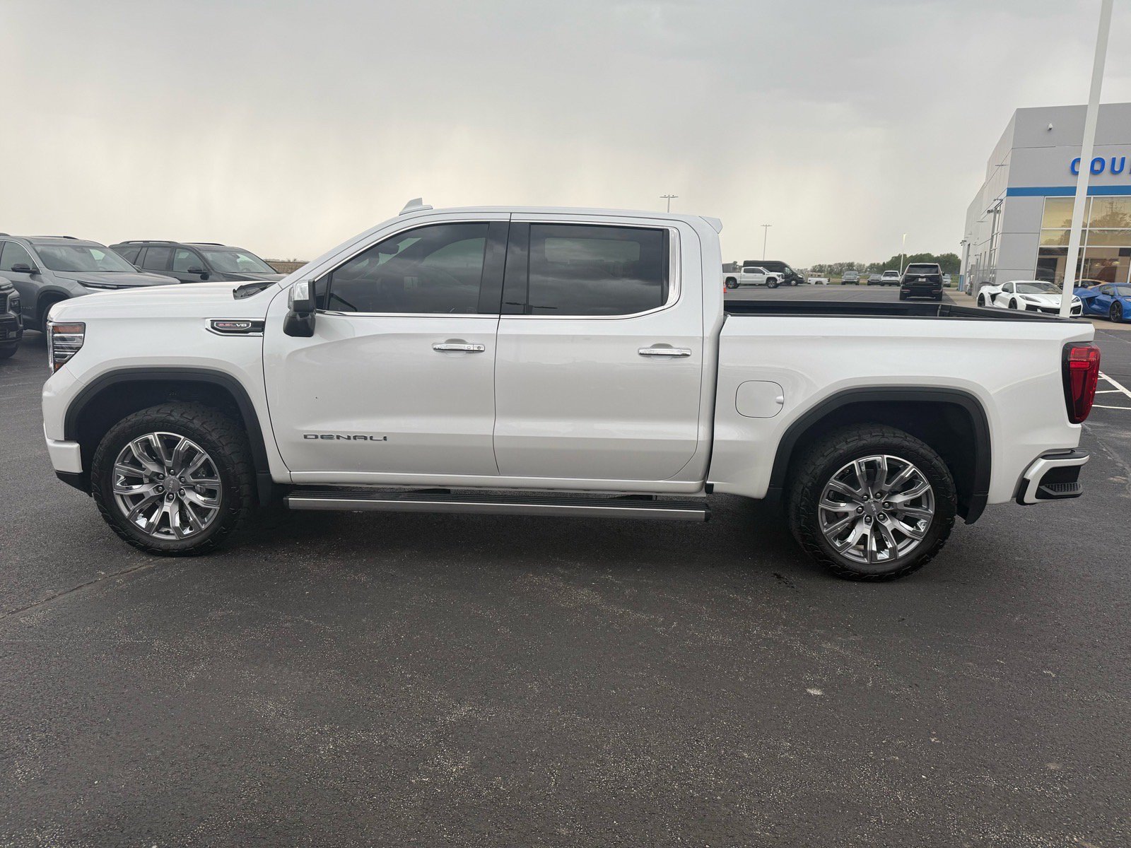 Used 2025 GMC Sierra 1500 Denali w/ Denali Reserve Package AWD/4WD image 2