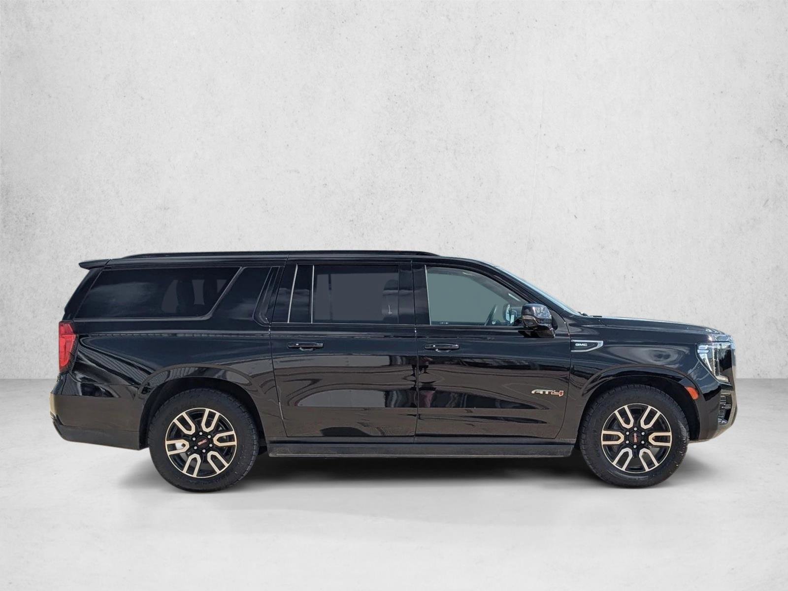 Used 2021 GMC Yukon XL AT4 w/ AT4 Premium Plus Package AWD/4WD image 4