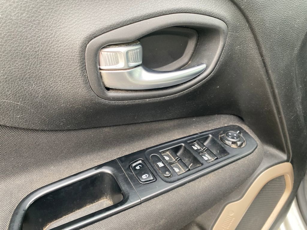 Used 2015 Jeep Renegade Latitude w/ Cold Weather Group FWD image 13