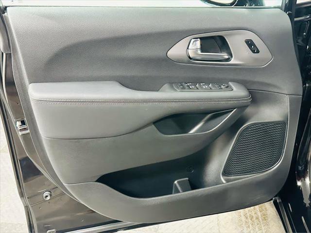 Used 2025 Chrysler Pacifica Select image 25