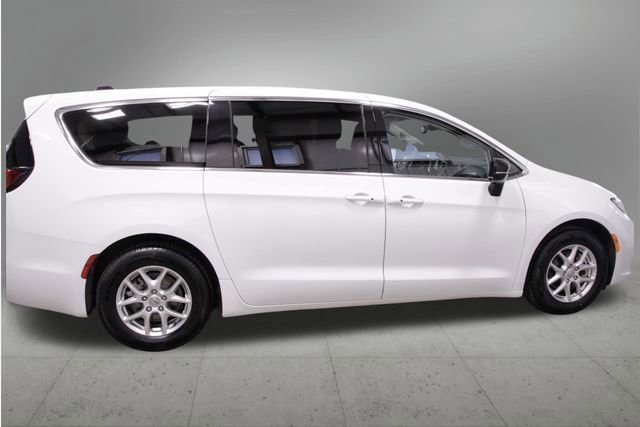 Used 2024 Chrysler Pacifica Touring-L FWD image 6