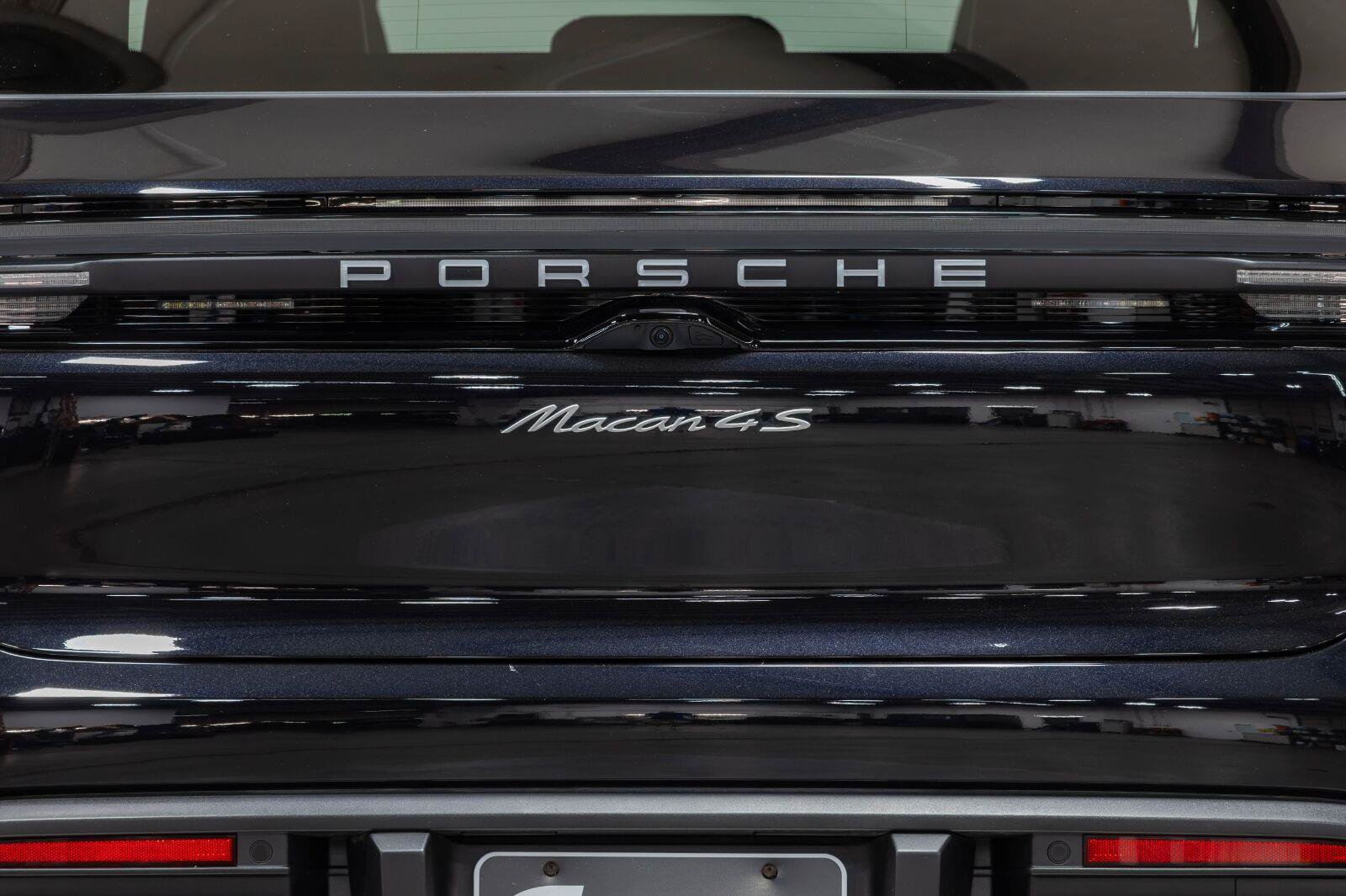 Used 2025 Porsche Macan 4S Electric AWD/4WD image 16