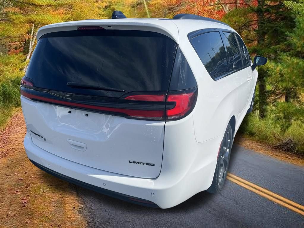 Used 2025 Chrysler Pacifica Limited FWD image 3