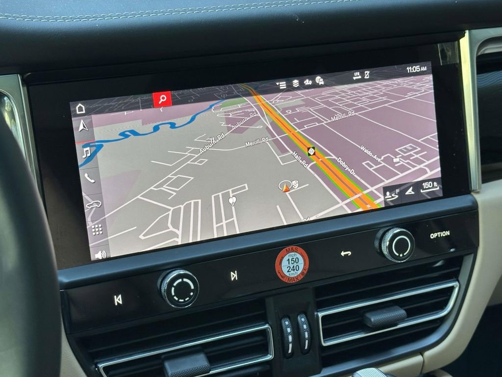 Certified 2025 Porsche Macan AWD/4WD image 26