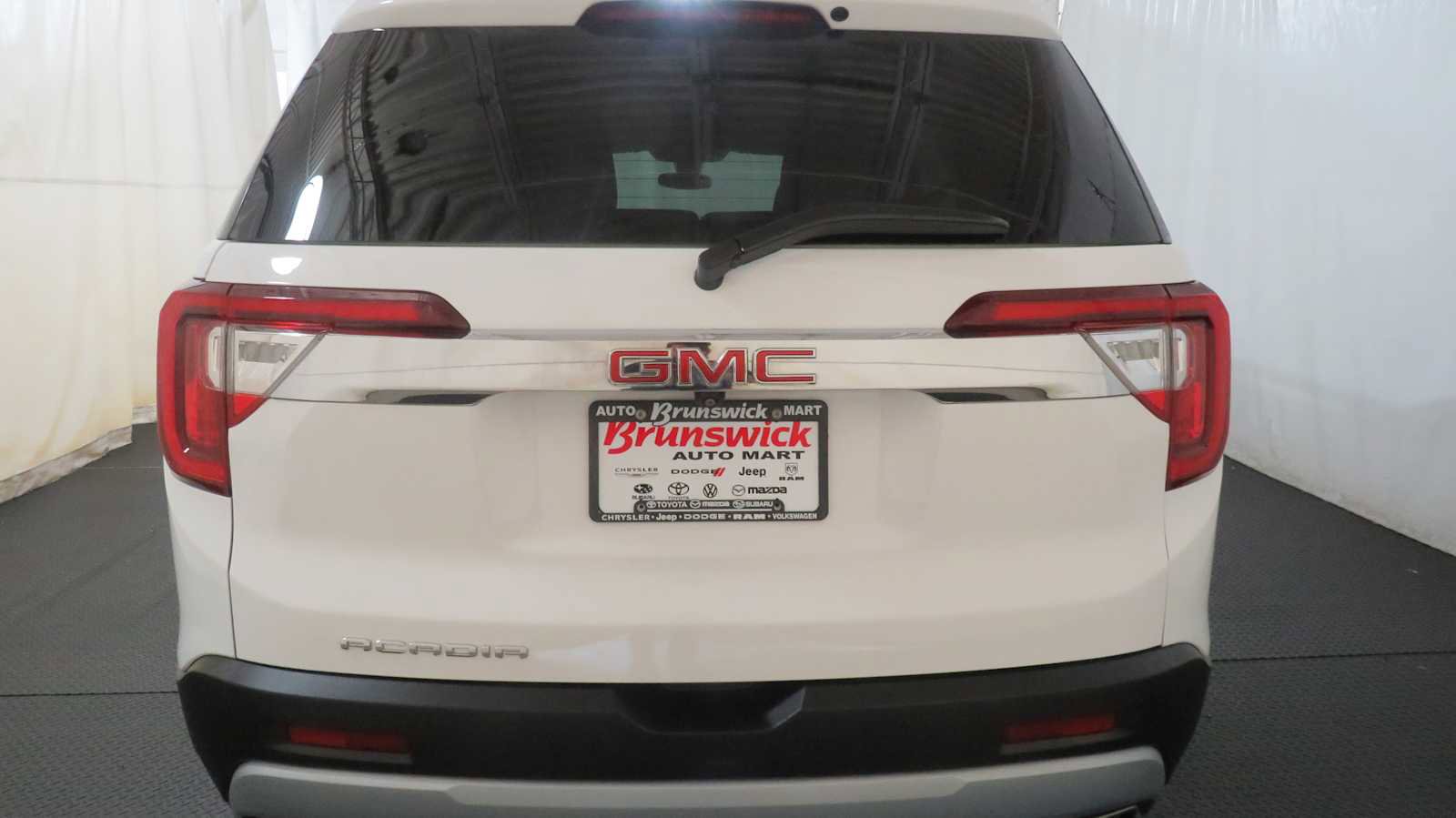 Used 2023 GMC Acadia SLE w/ Driver Convenience Package image 16