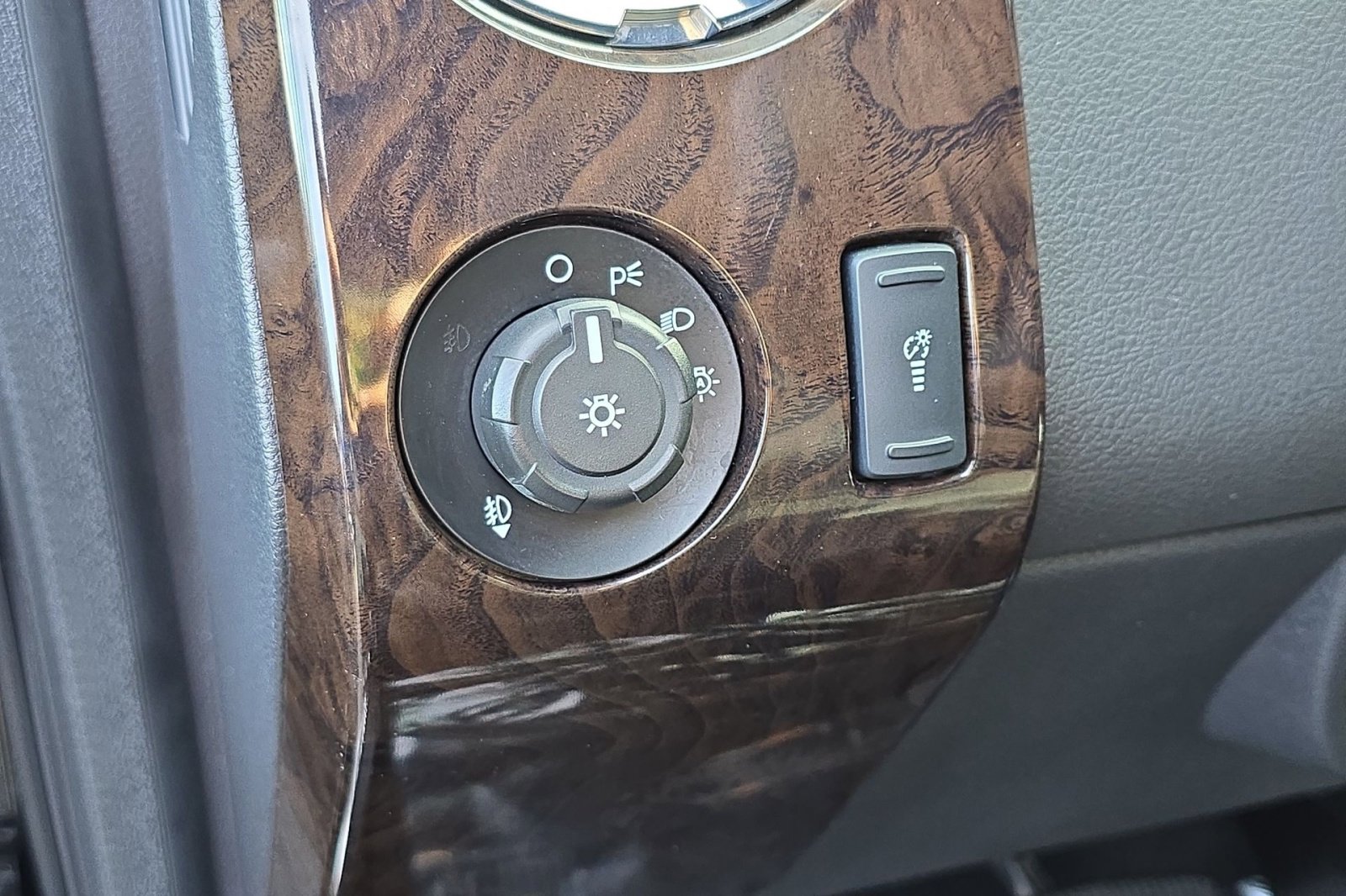 Used 2016 Ford F350 Platinum w/ Snow Plow Prep Package image 18