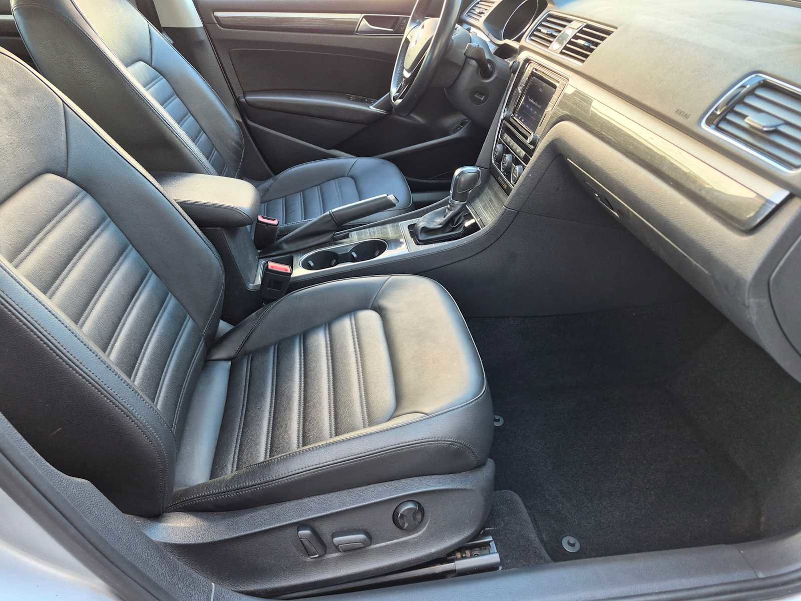 Used 2017 Volkswagen Passat 1.8T SEL Premium FWD image 22