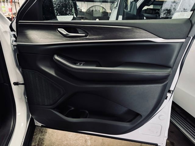 New 2026 Jeep Grand Cherokee Altitude image 13