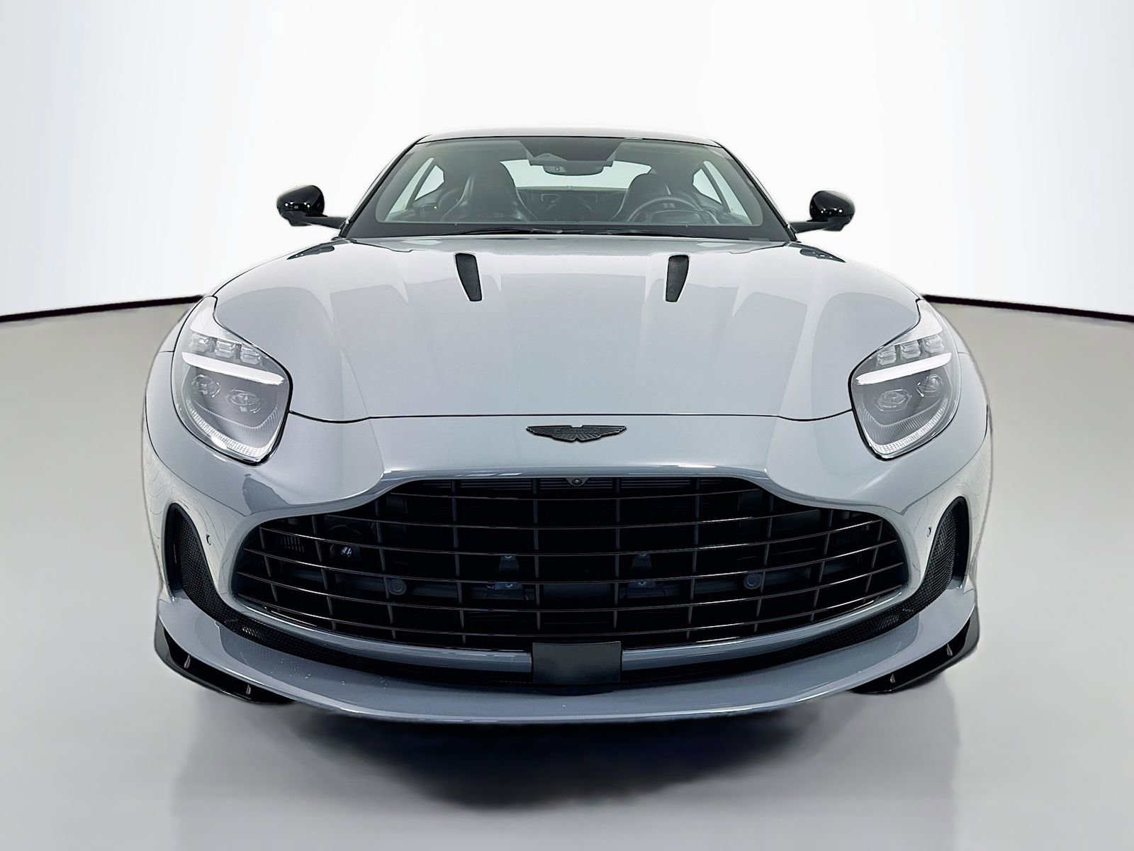 Used 2025 Aston Martin DB12 Coupe RWD image 2