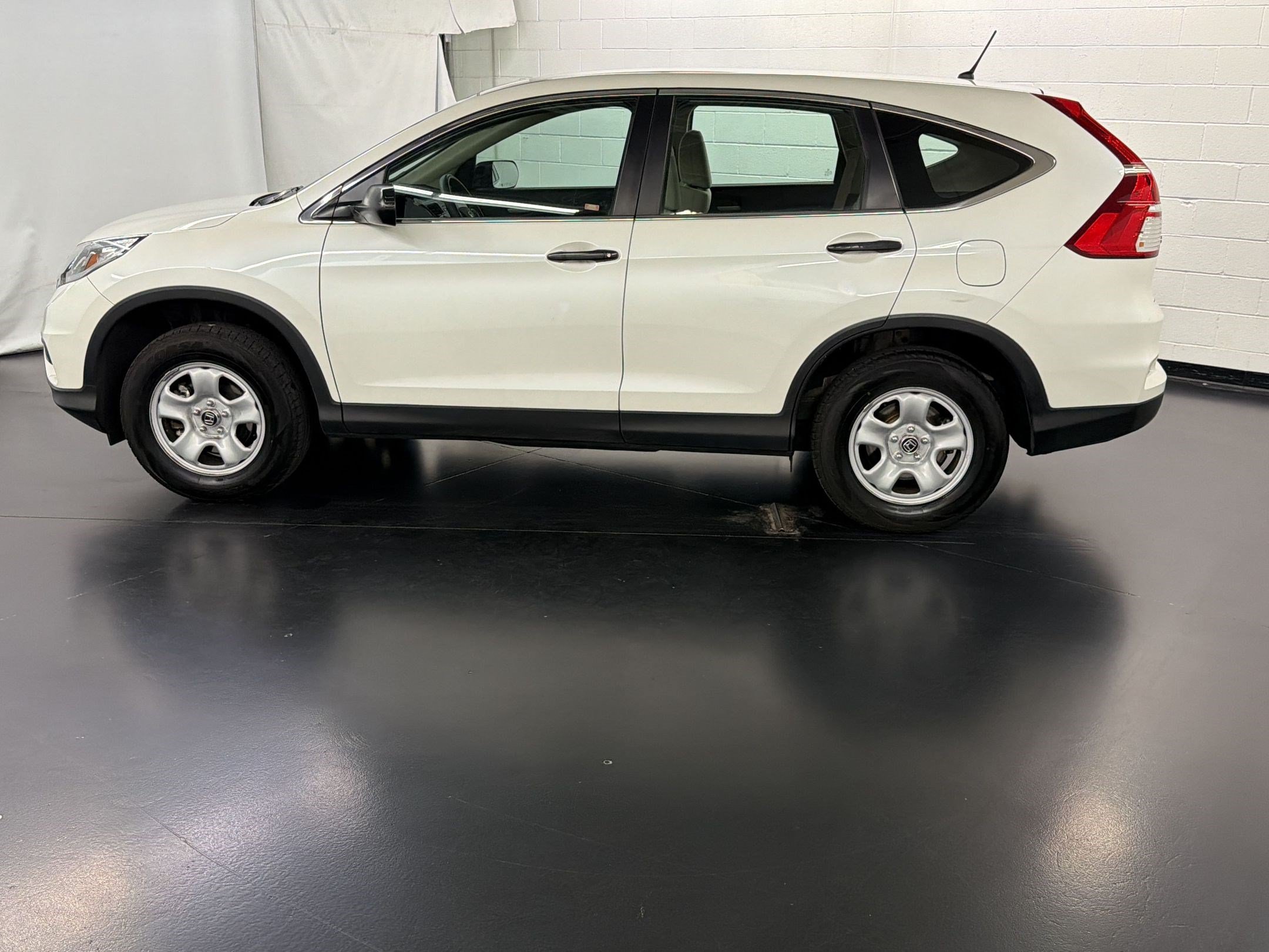 Used 2015 Honda CR-V LX image 2