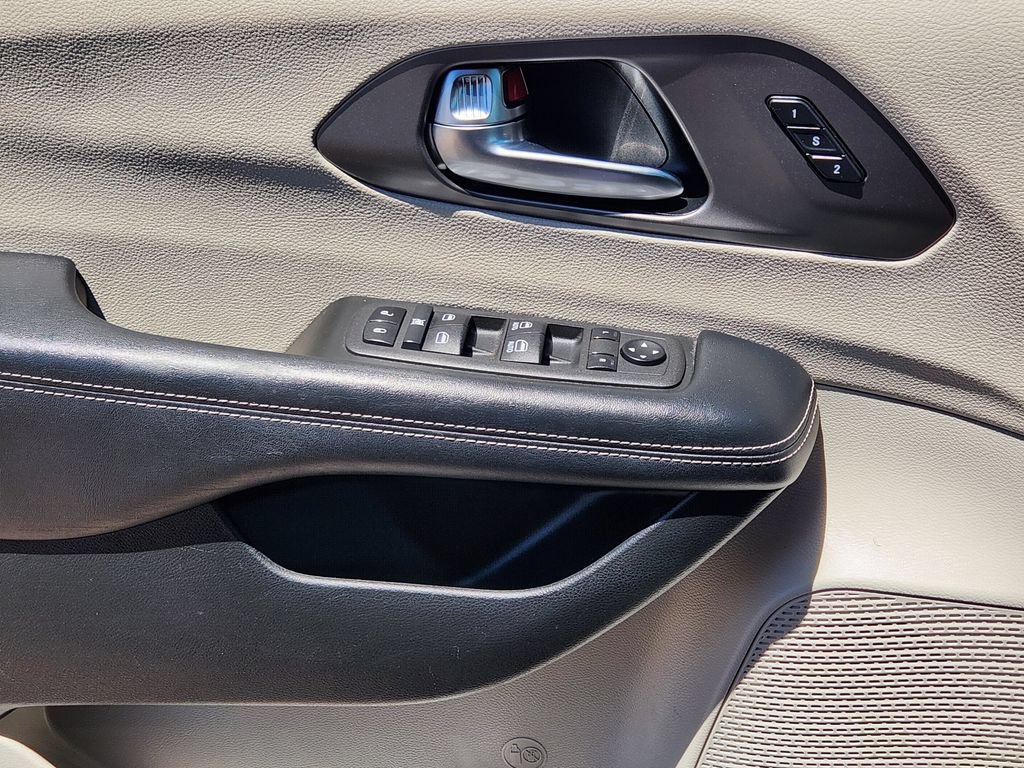 Used 2022 Chrysler Pacifica Touring-L FWD image 13