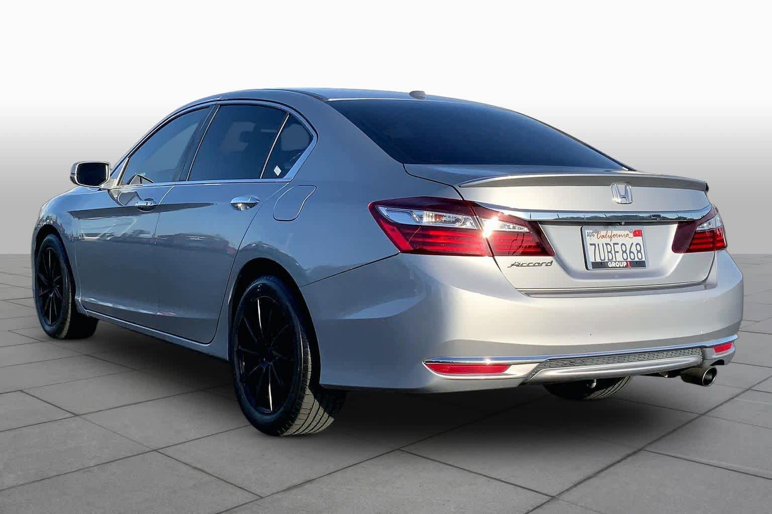 Used 2017 Honda Accord EX image 11