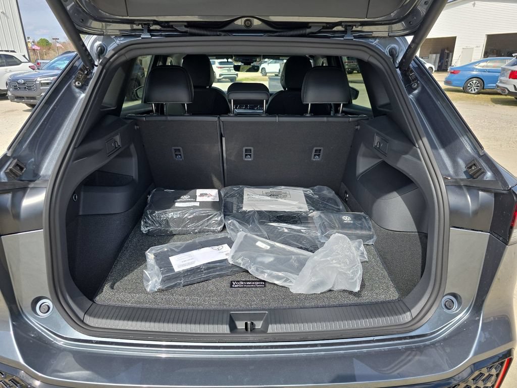 New 2026 Volkswagen Tiguan SE R-Line FWD image 11