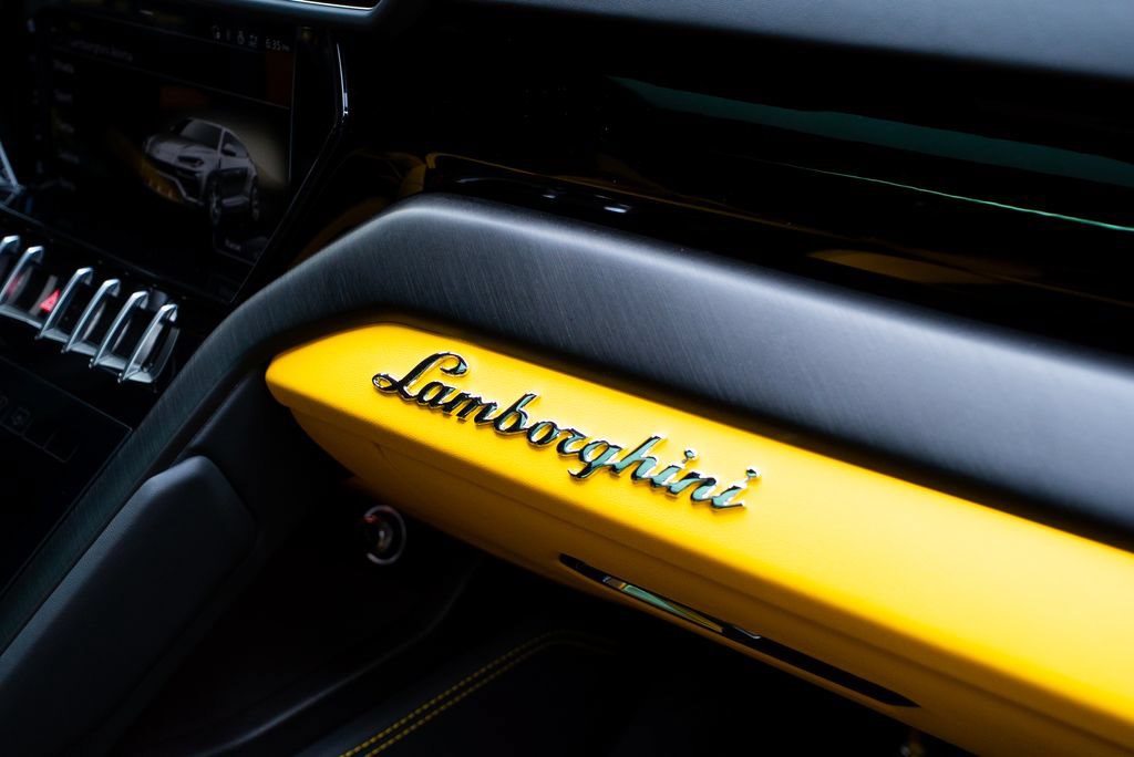 Used 2022 Lamborghini Urus AWD/4WD image 54