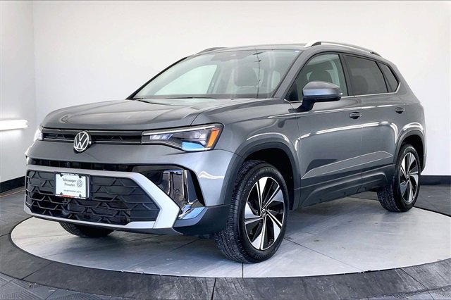 Certified 2025 Volkswagen Taos SE w/ Panoramic Sunroof Package image 2