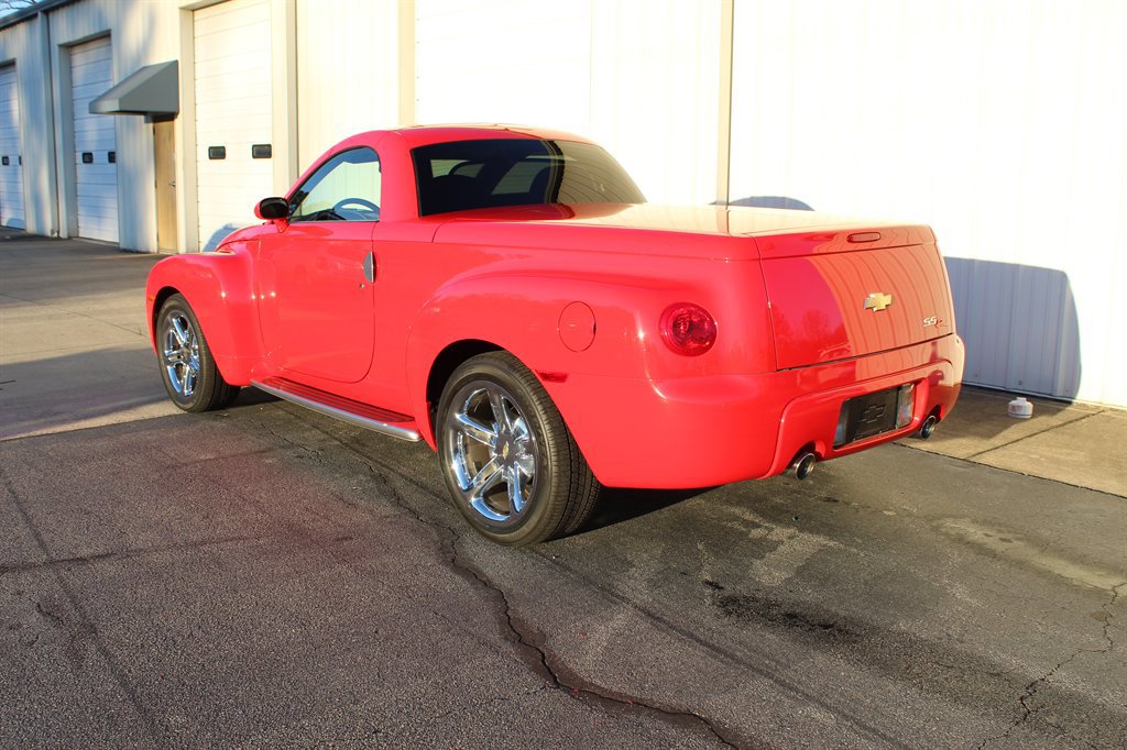 Used 2004 Chevrolet SSR w/ Preferred Equipment Group RWD image 4