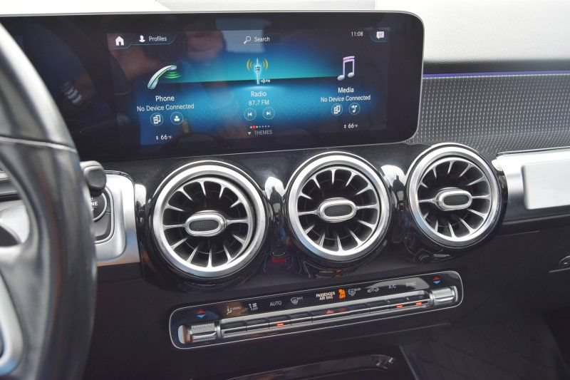 Used 2021 Mercedes-Benz GLB 250 4MATIC w/ Premium Package image 25