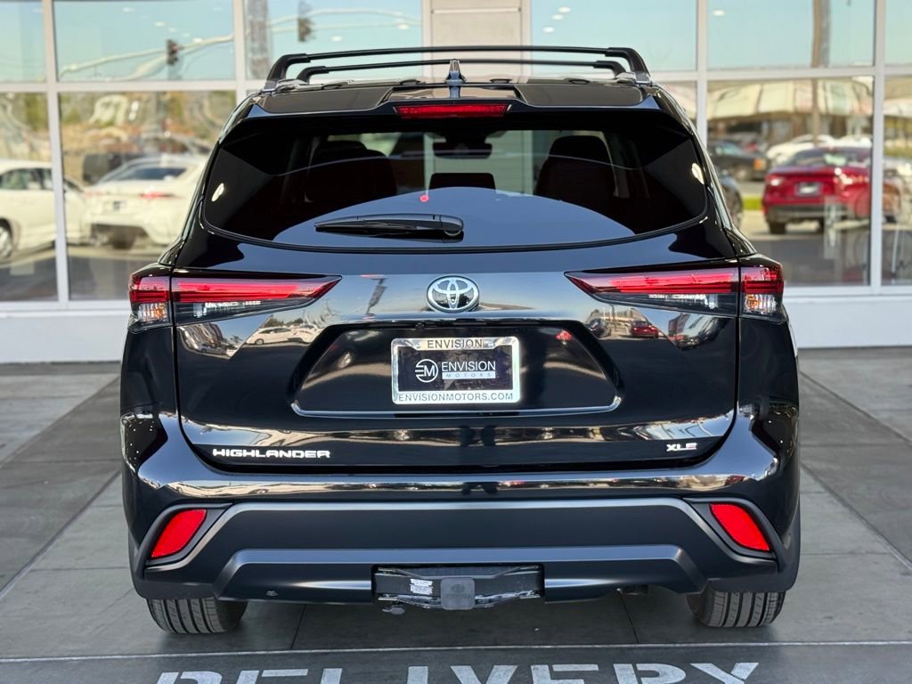 New 2025 Toyota Highlander XLE image 10