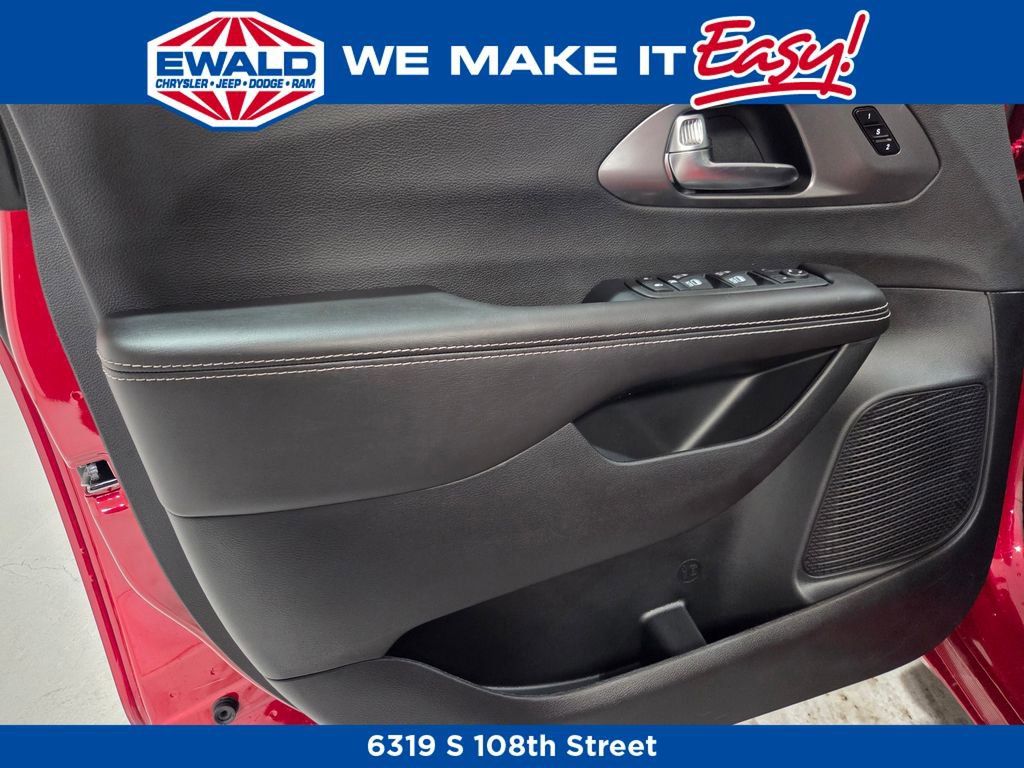 New 2026 Chrysler Pacifica Select FWD image 11