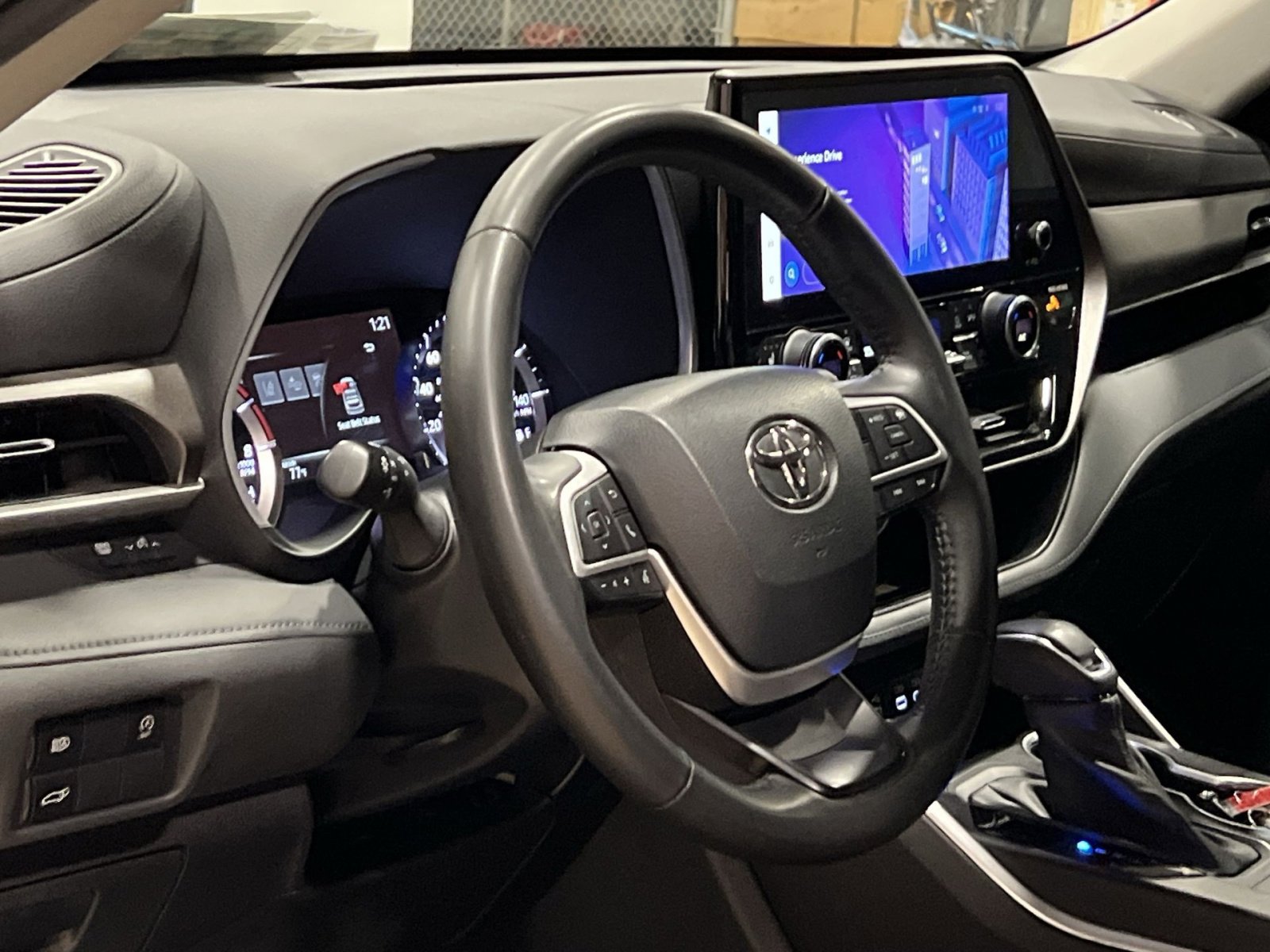 Used 2023 Toyota Highlander XLE FWD image 16