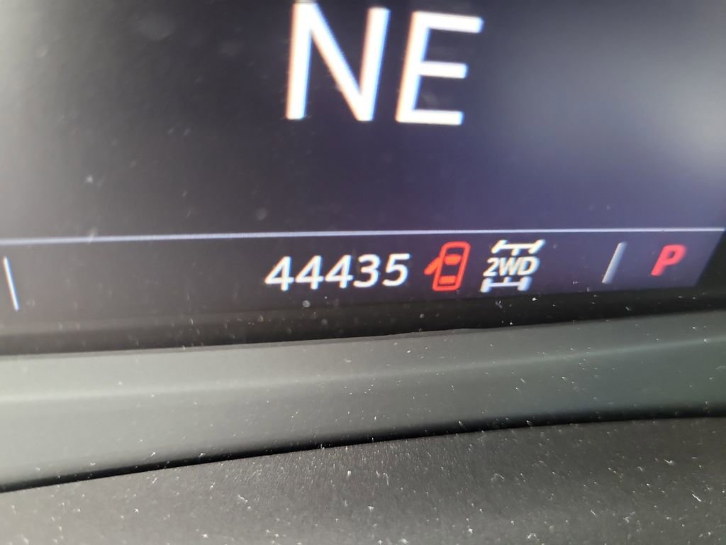 Used 2023 Cadillac XT4 Premium Luxury w/ Cold Weather Package AWD/4WD image 31