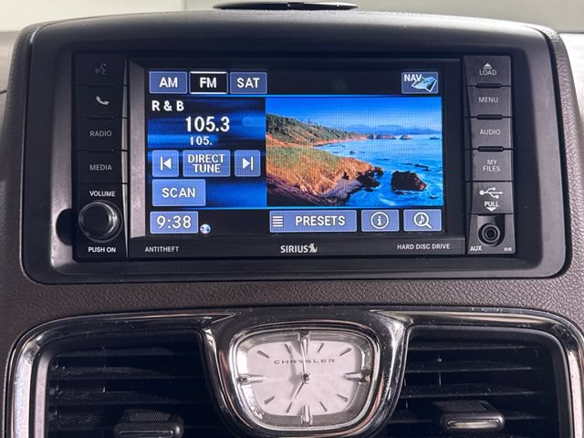 Used 2014 Chrysler Town & Country Touring FWD image 29